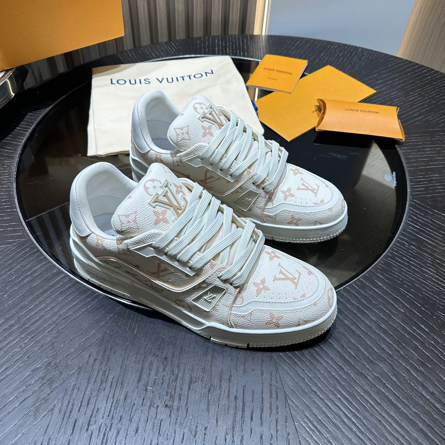 Men's Sneakers LOUIS VUITTON 18192385