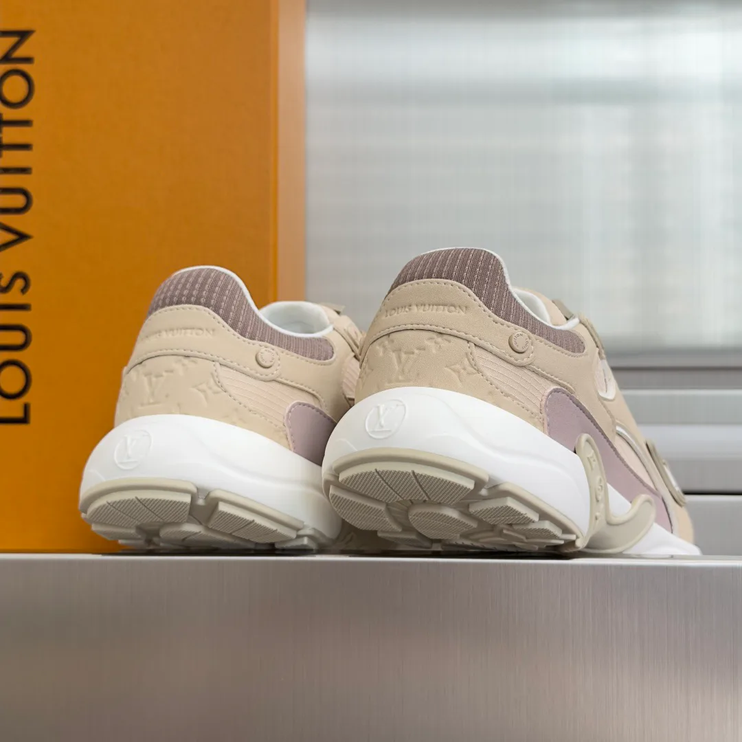 Women's Sneakers LOUIS VUITTON 18463937