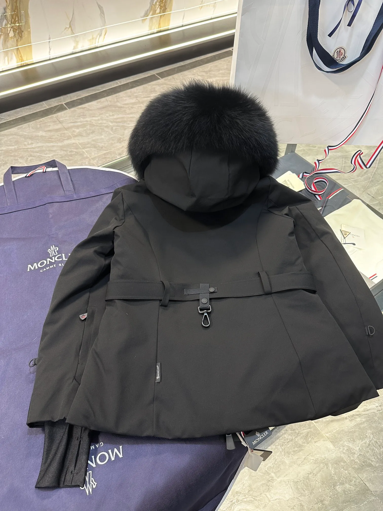 Women's Jackets And Down Jackets MONCLER 18133804