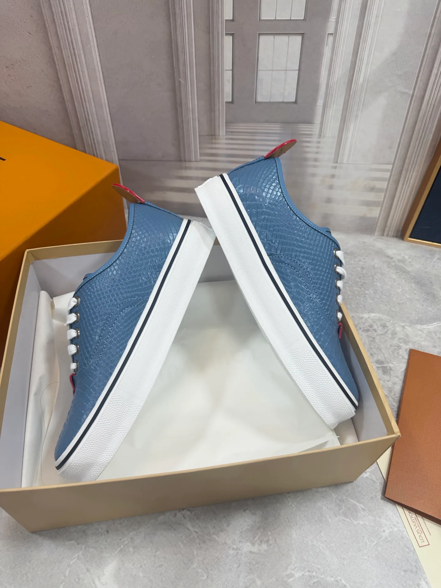 Men's Sneakers LOUIS VUITTON 18190058