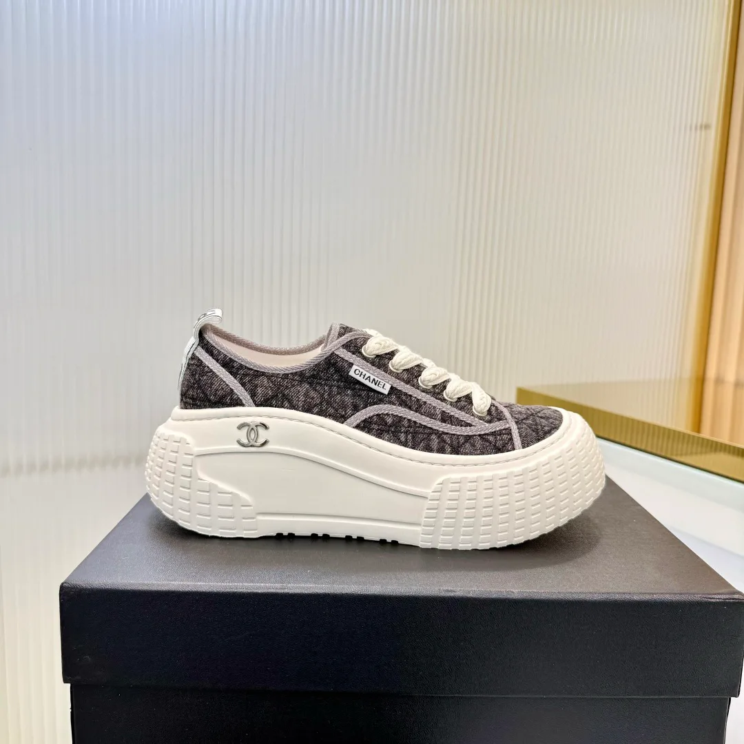 Women's Sneakers CHANEL 18366988