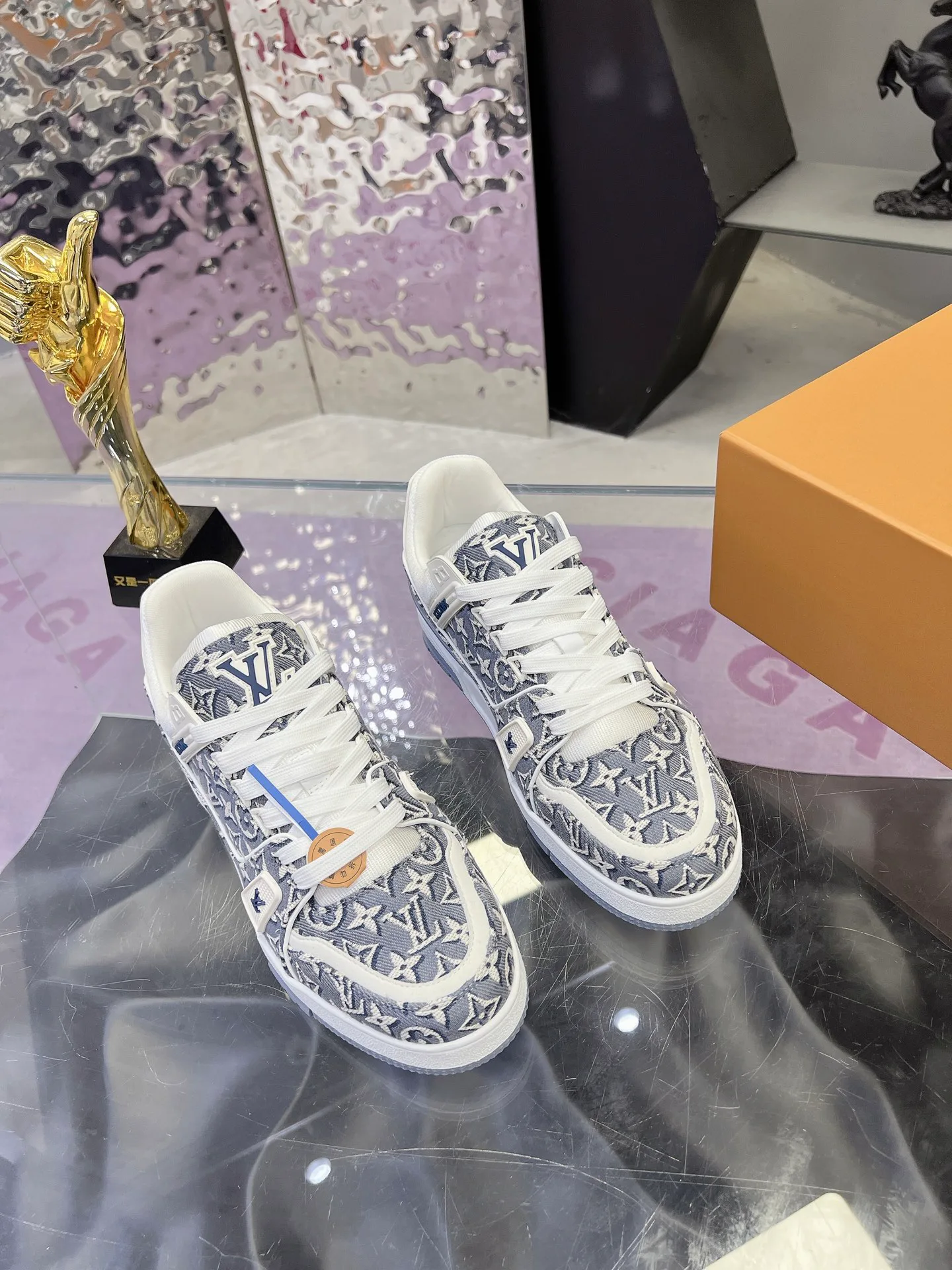 Women's Sneakers LOUIS VUITTON 17368600