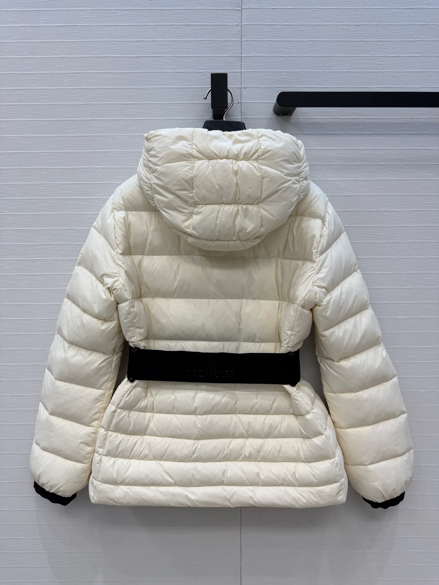 Women's Jackets And Down Jackets MONCLER 18279084