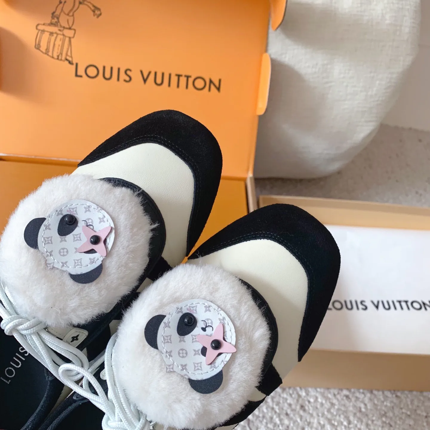 Women's Sneakers LOUIS VUITTON 18375801