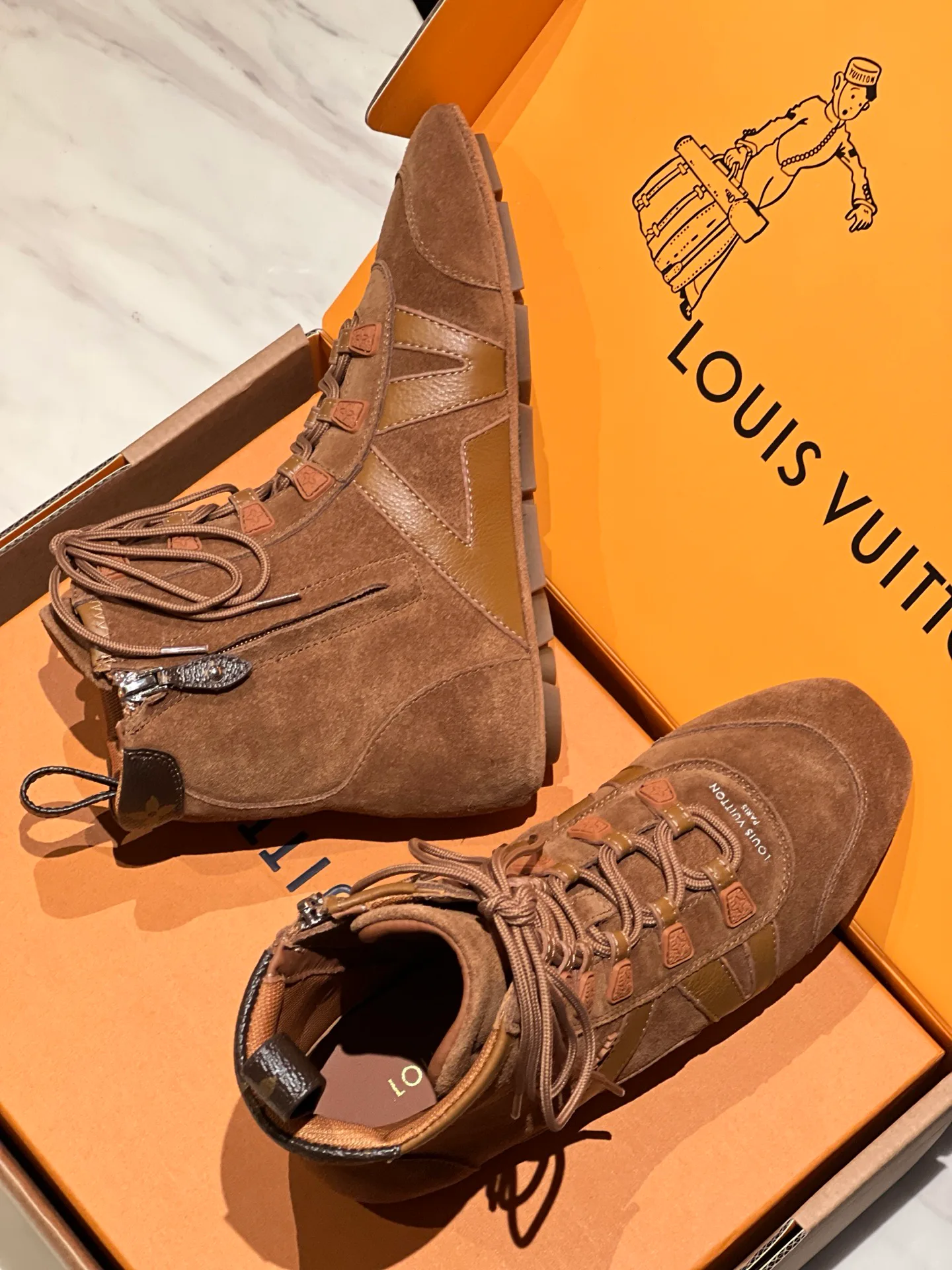 Women's Sneakers LOUIS VUITTON 18194175