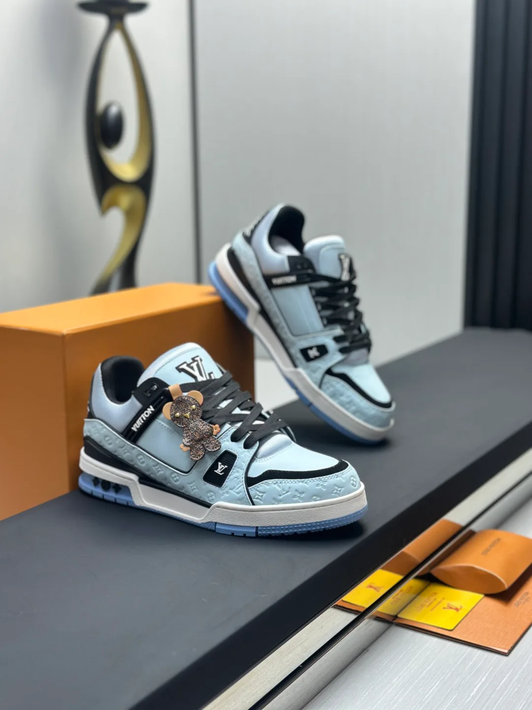 Women's Sneakers LOUIS VUITTON 18011574