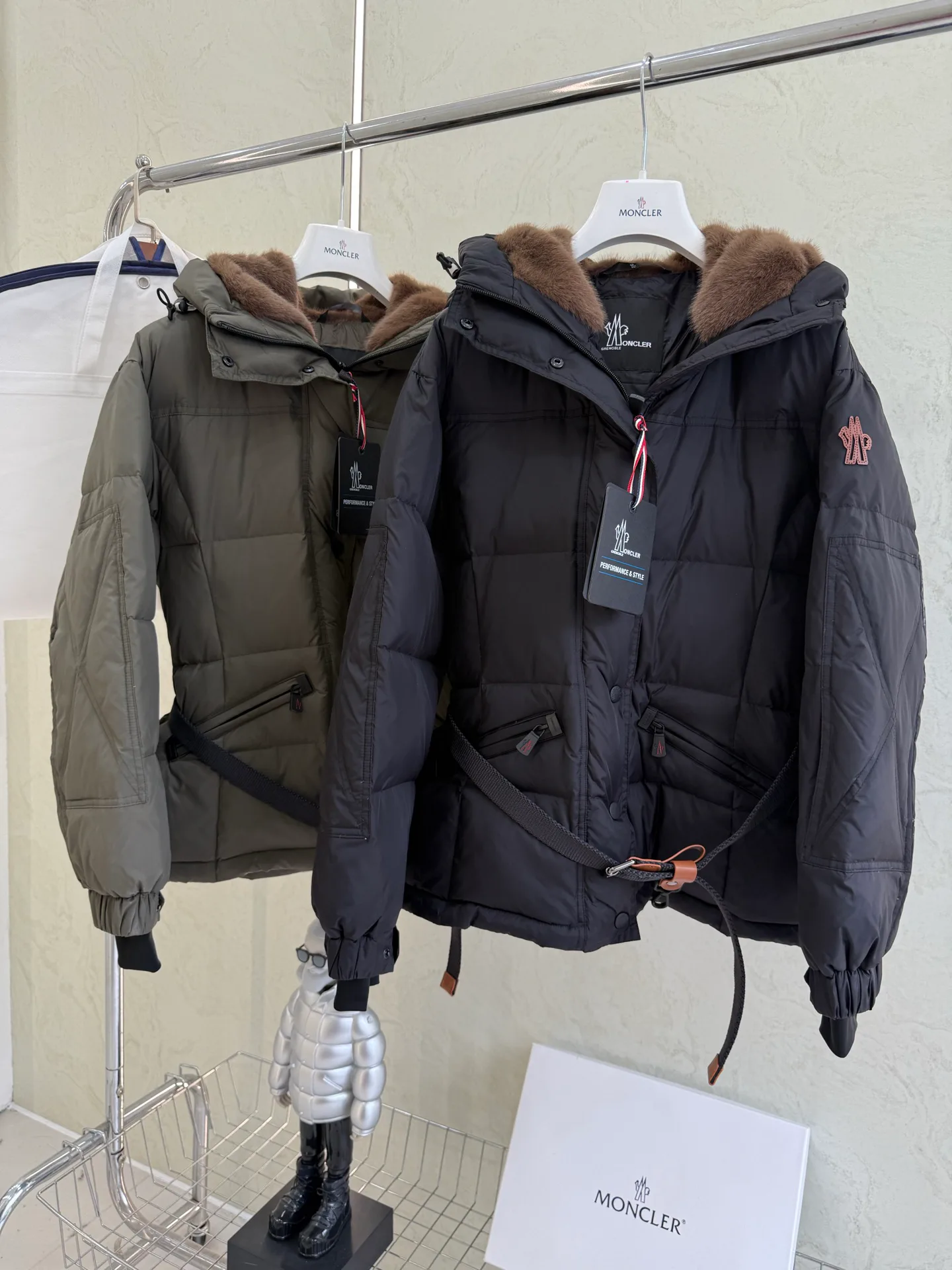 Women's Jackets And Down Jackets MONCLER 18043561