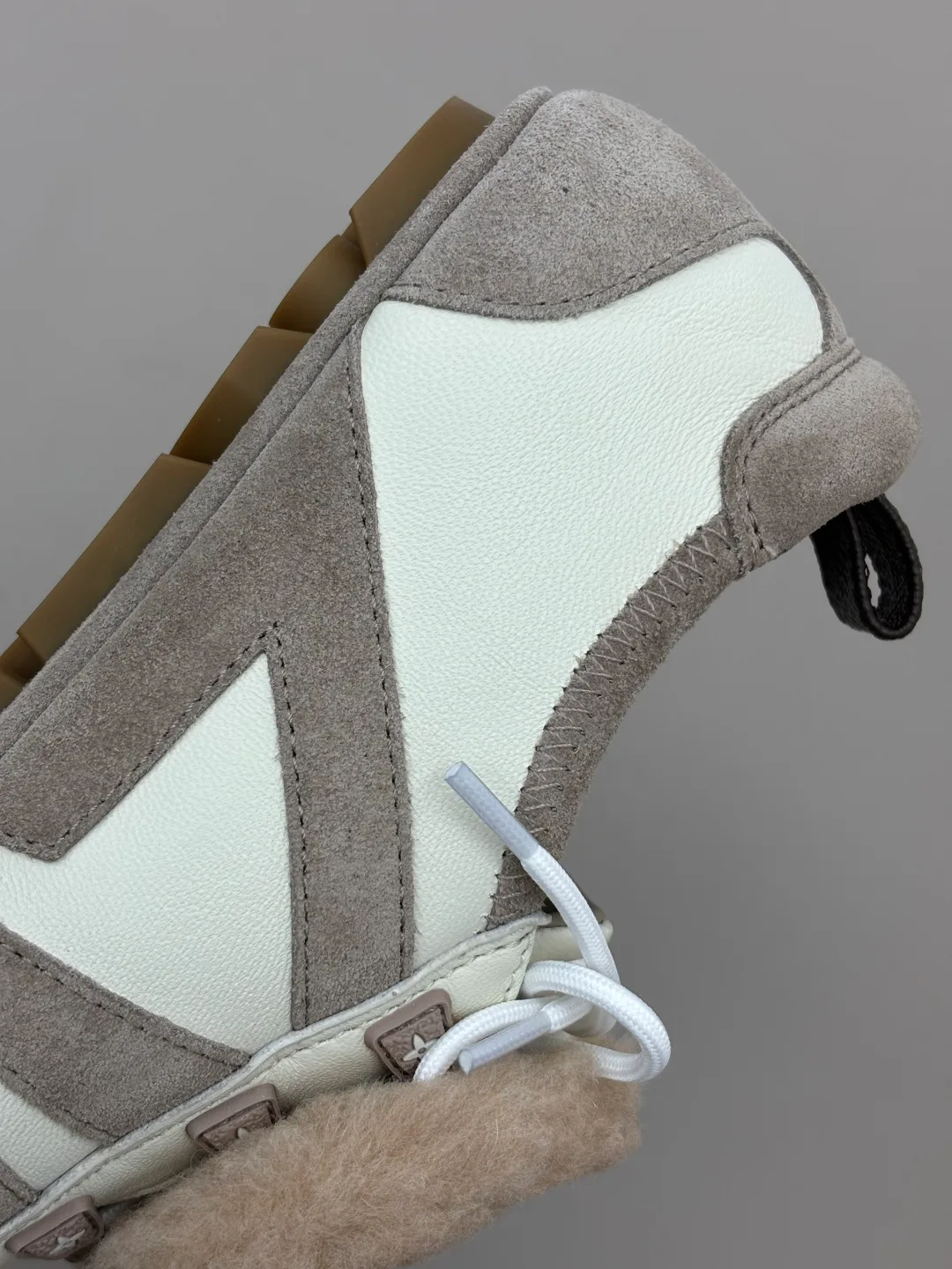 Women's Sneakers LOUIS VUITTON 18006205