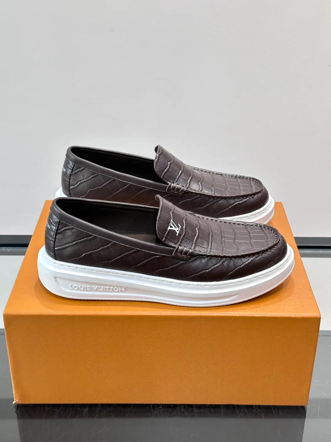 Men's Loafers And Dress Shoes LOUIS VUITTON 17806106