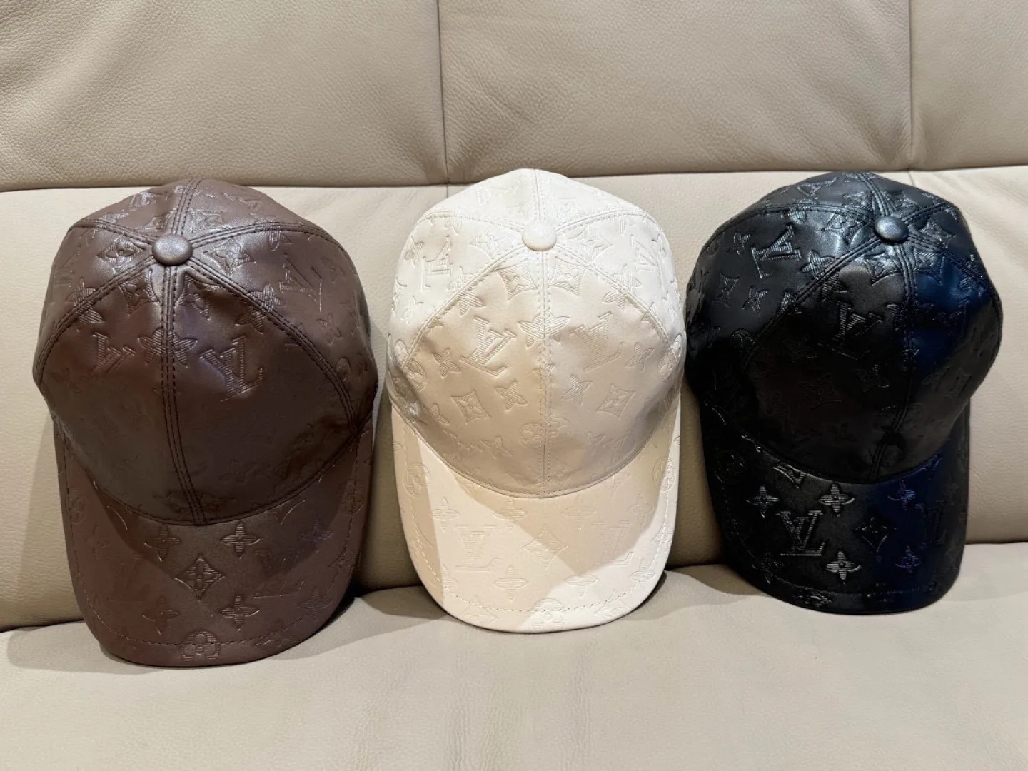 Hats LOUIS VUITTON 18105278