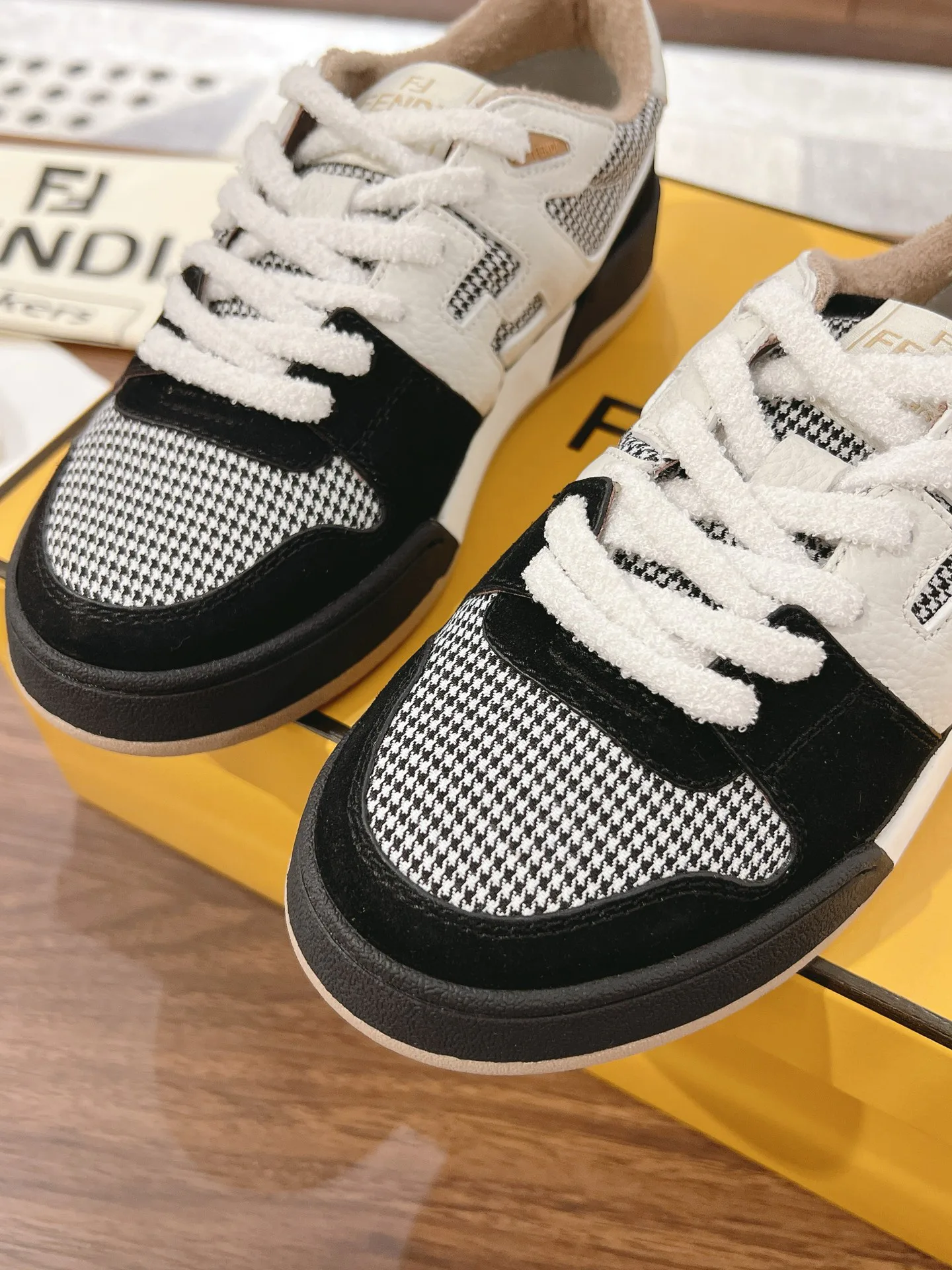 Women's Sneakers FENDI 18219592