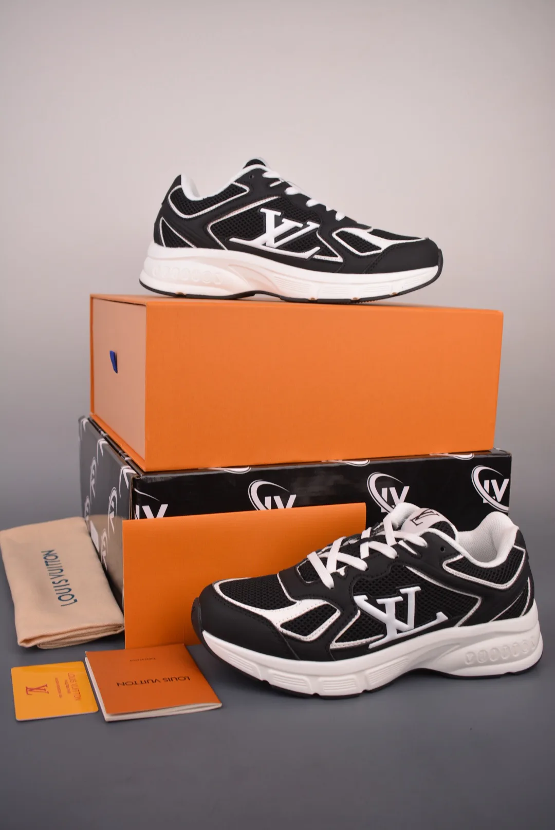 Women's Sneakers LOUIS VUITTON 17429979