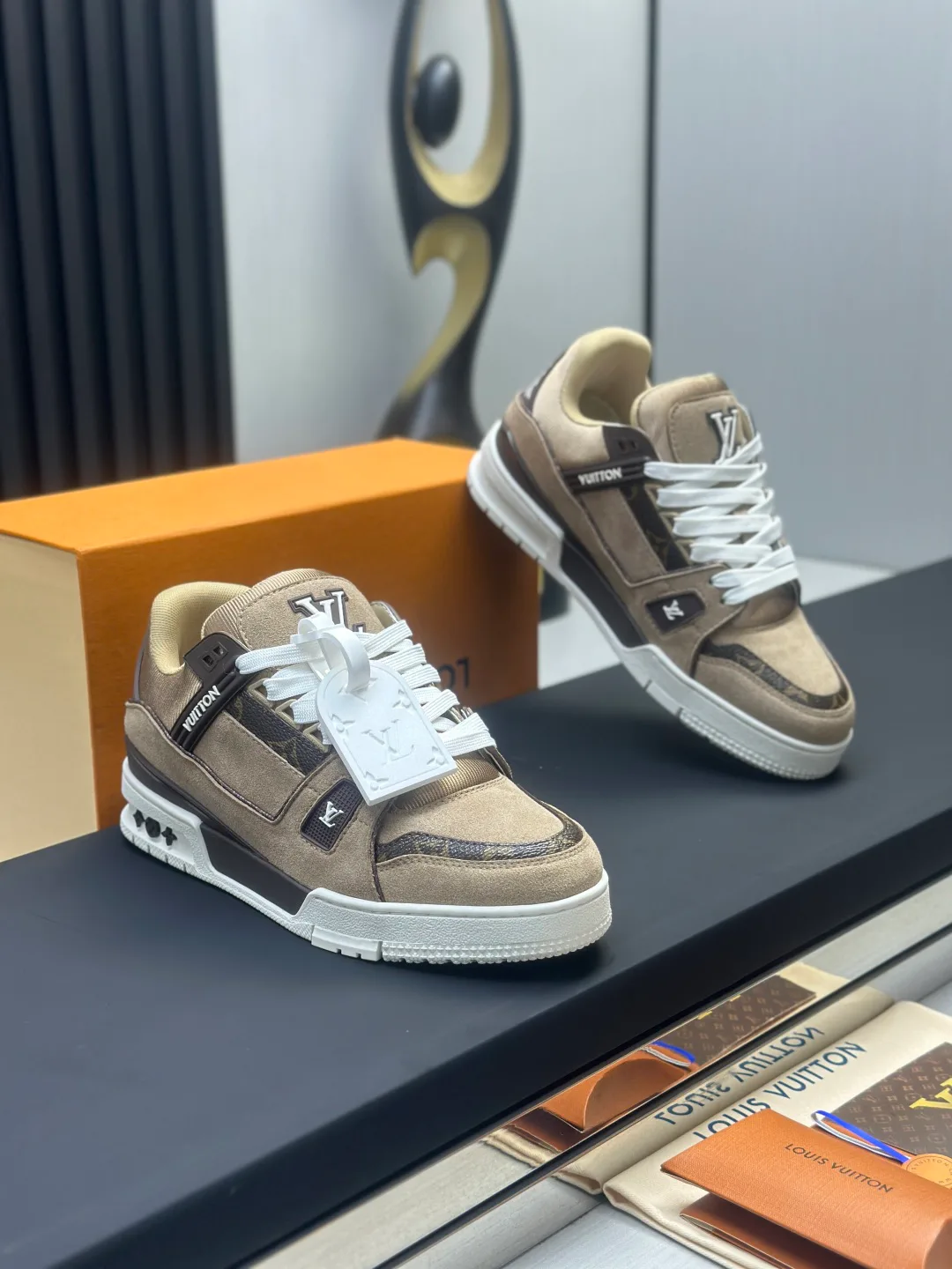 Women's Sneakers LOUIS VUITTON 18011614