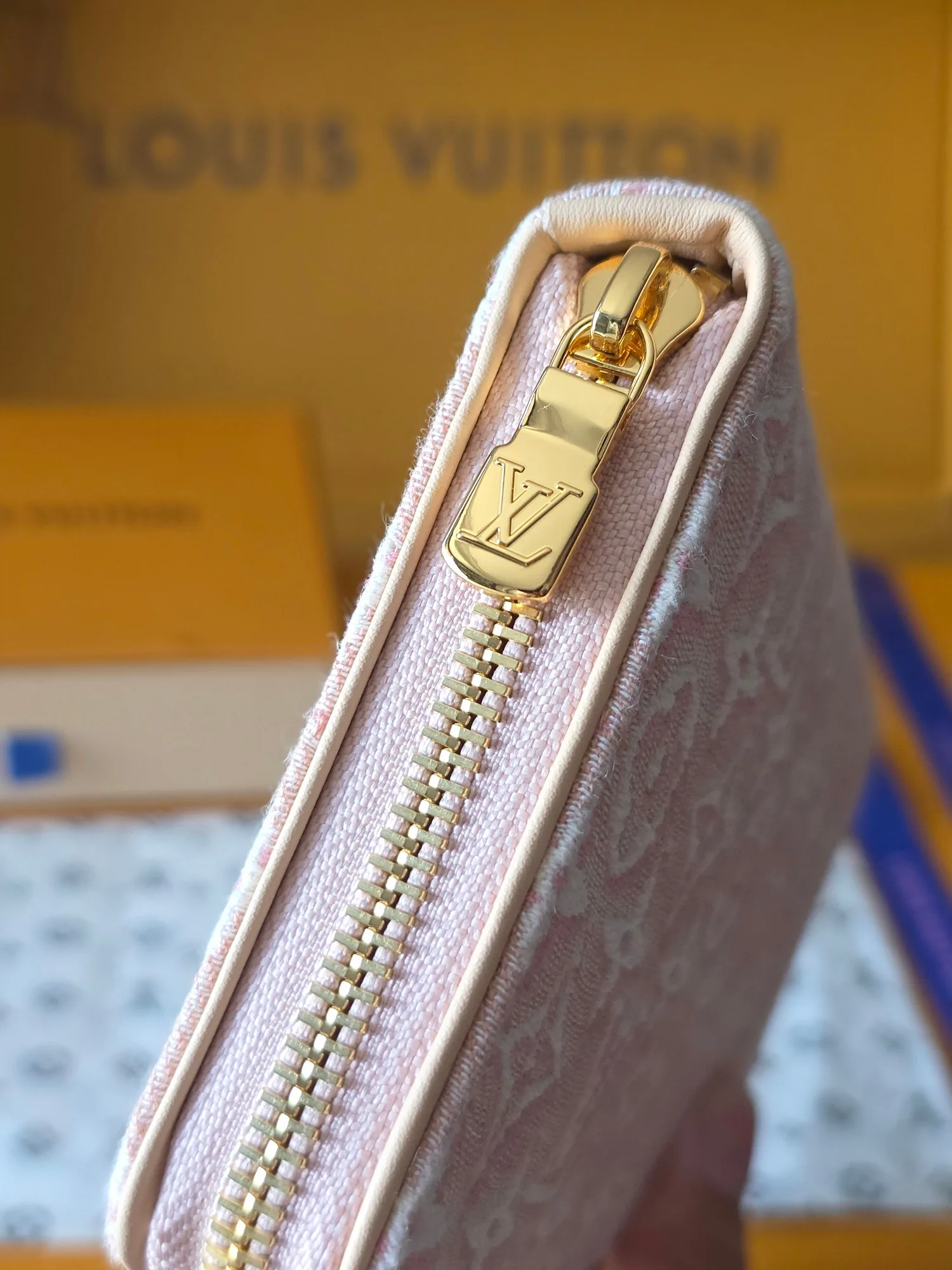 Women's Clutches LOUIS VUITTON 18391185