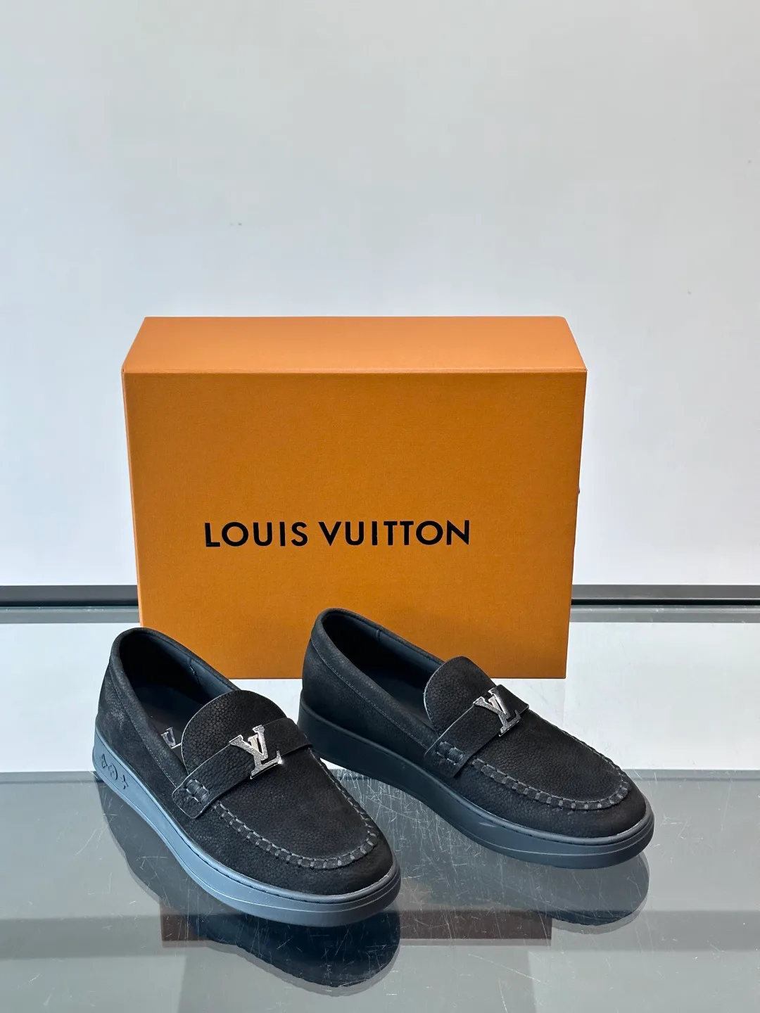 Men's Loafers And Dress Shoes LOUIS VUITTON 17411068