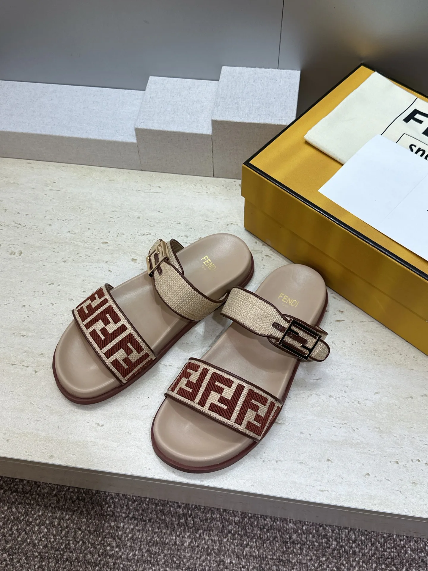 Women's Flip-Flops FENDI 16910446