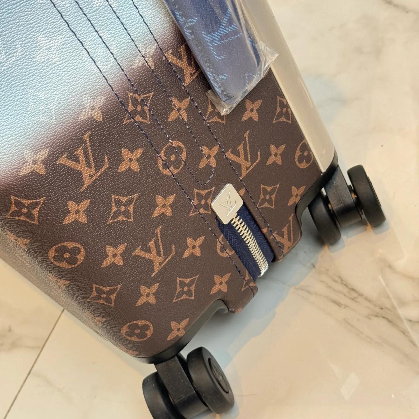 Suitcases LOUIS VUITTON 17801473