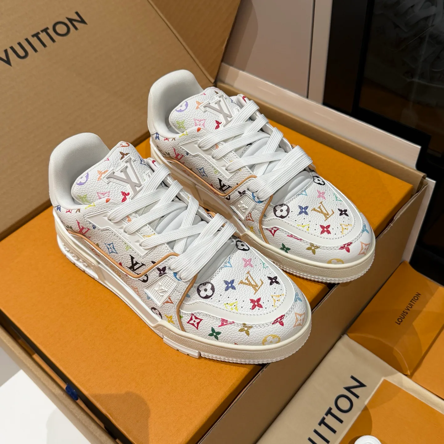 Women's Sneakers LOUIS VUITTON 18121549