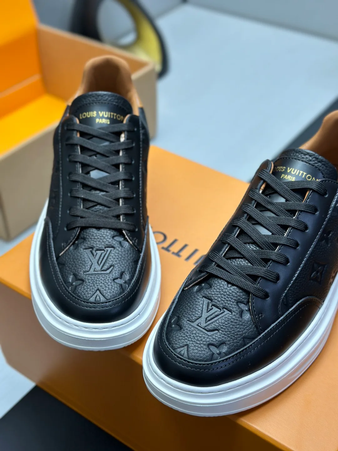 Men's Sneakers LOUIS VUITTON 18555435