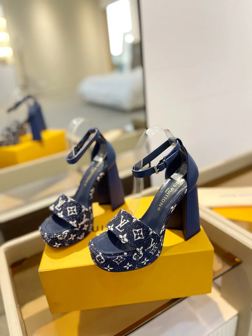 Women's Open-Toe Sandals LOUIS VUITTON 17946842