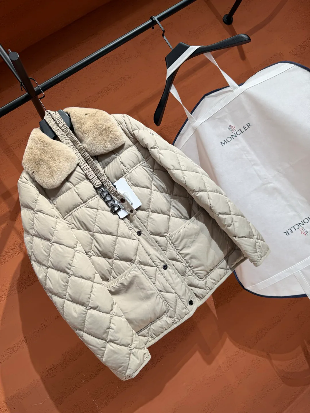 Women's Jackets And Down Jackets MONCLER 18387756