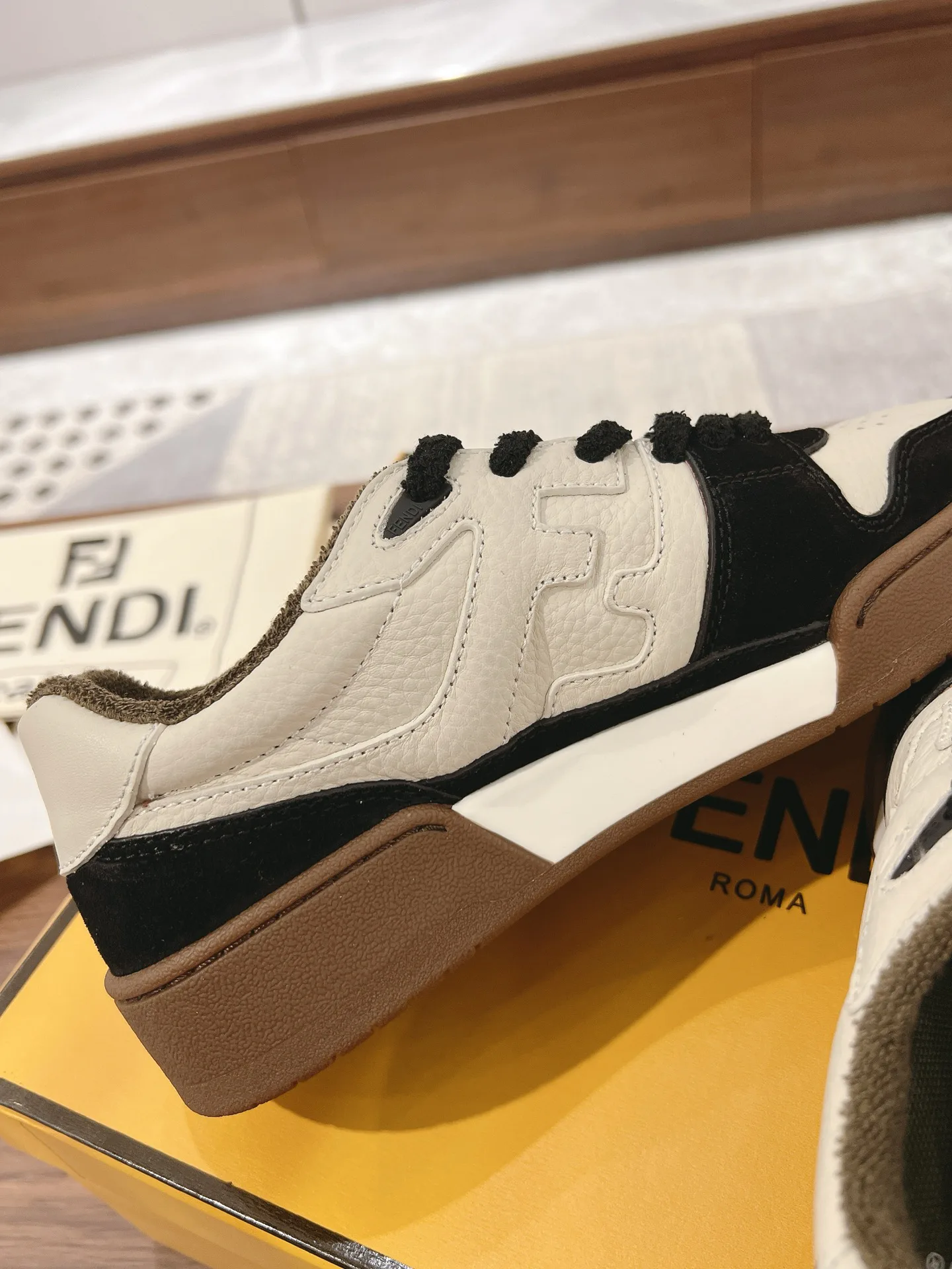 Women's Sneakers FENDI 18219599
