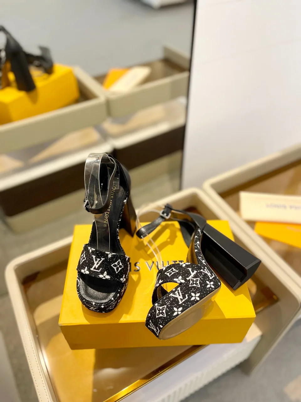 Women's Open-Toe Sandals LOUIS VUITTON 17946836