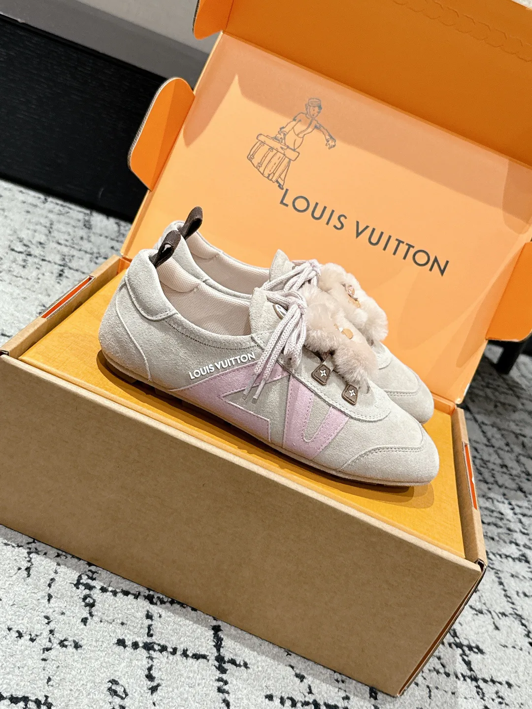 Women's Sneakers LOUIS VUITTON 18409699
