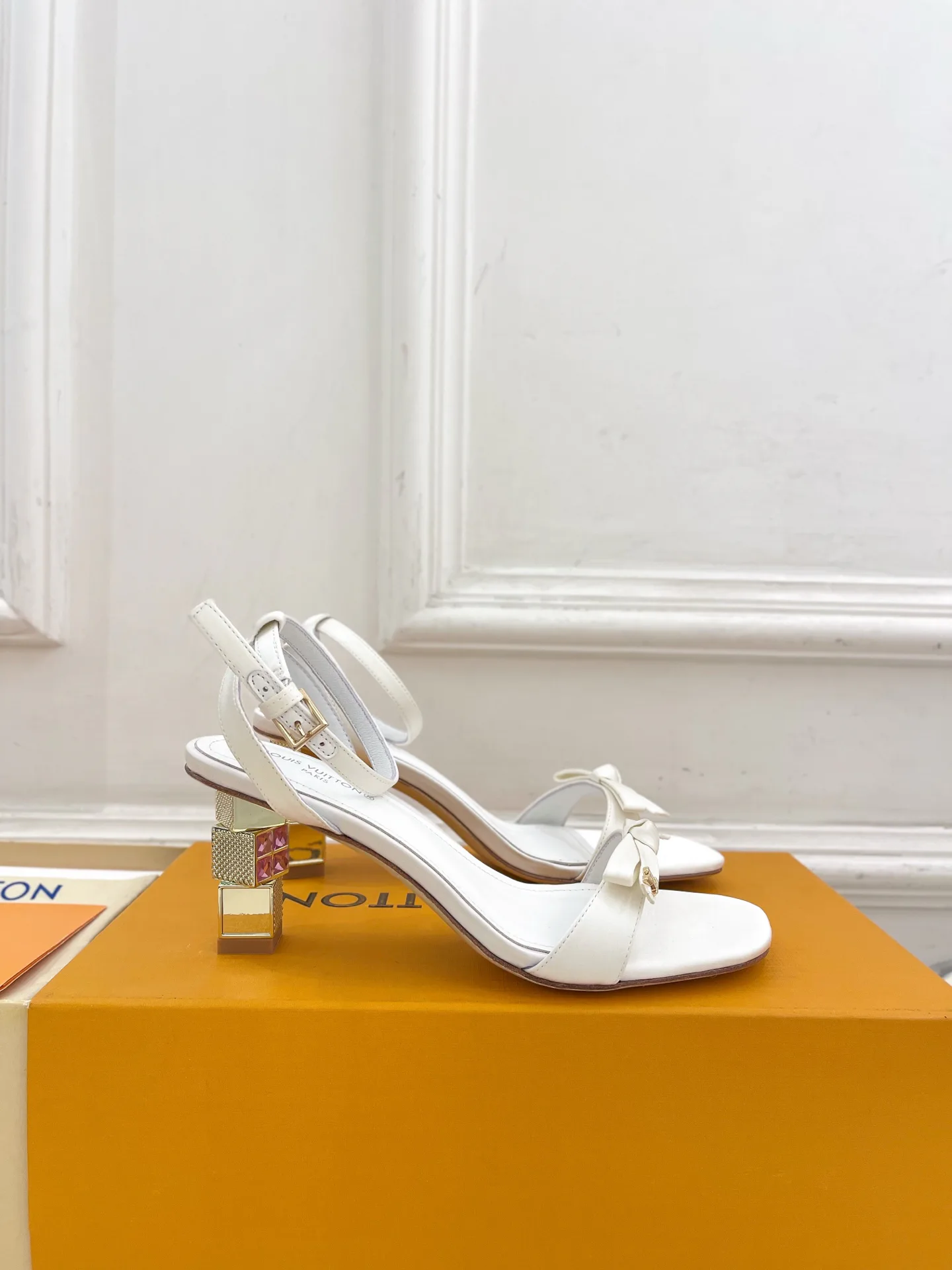 Women's Open-Toe Sandals LOUIS VUITTON 18034975