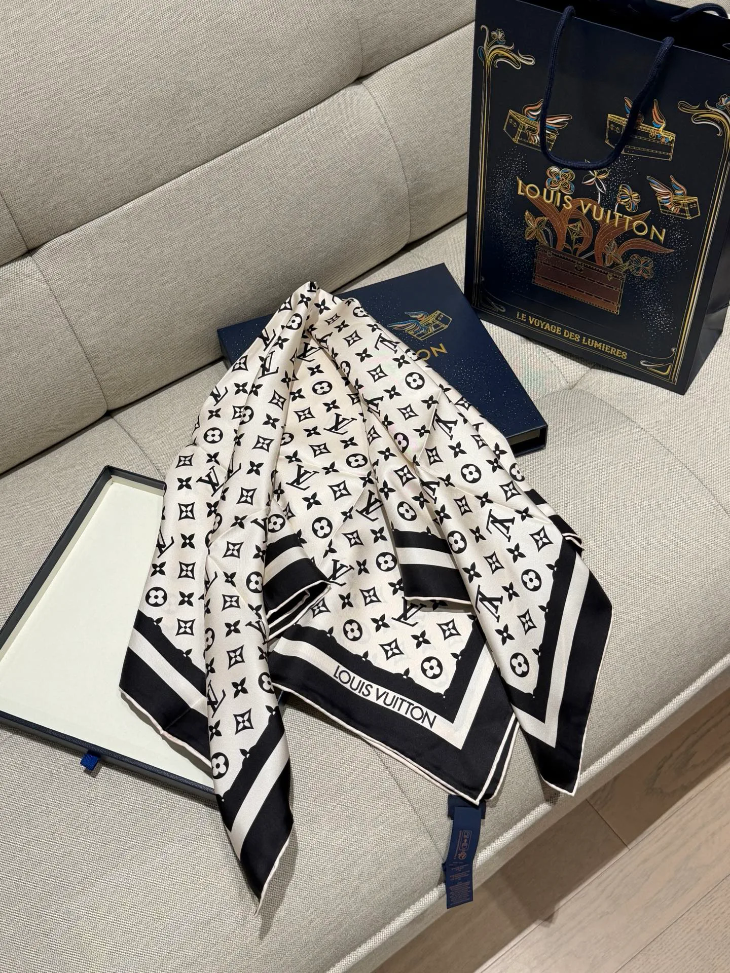Silk Scarves LOUIS VUITTON 17991404