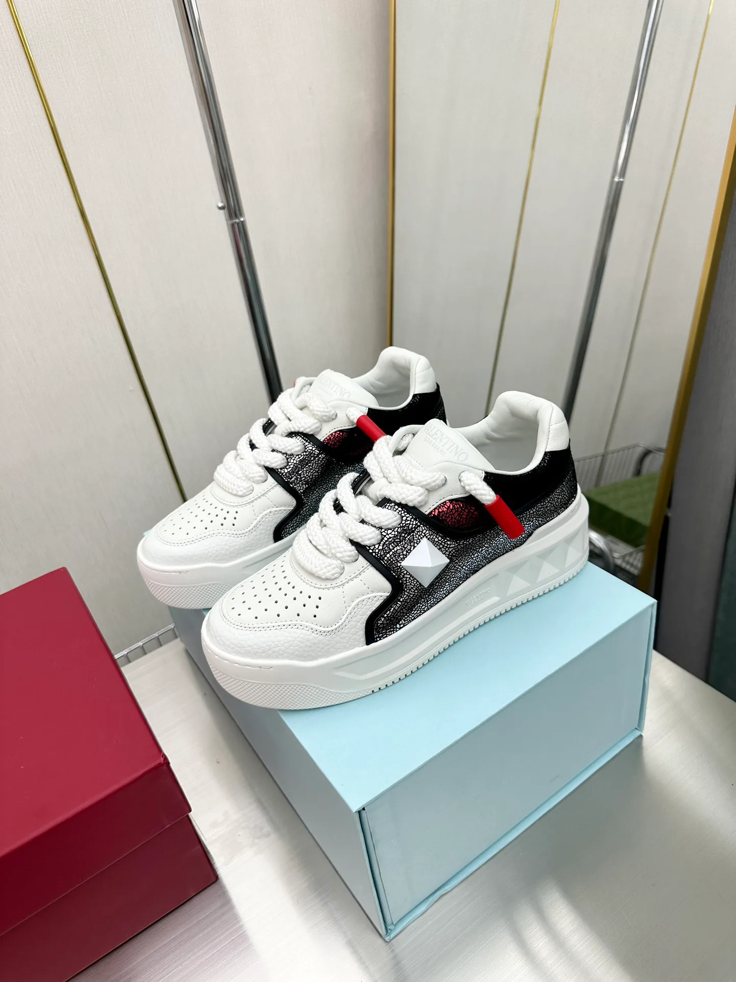 Women's Sneakers VALENTINO 17904338