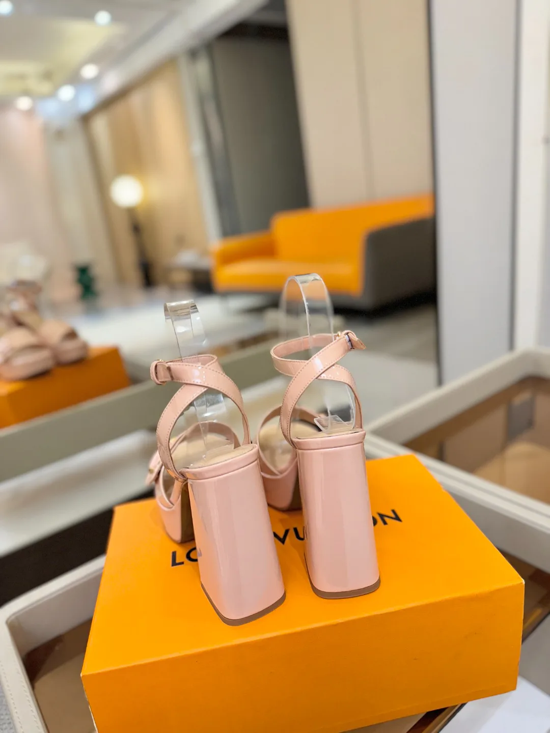 Women's Open-Toe Sandals LOUIS VUITTON 17946857