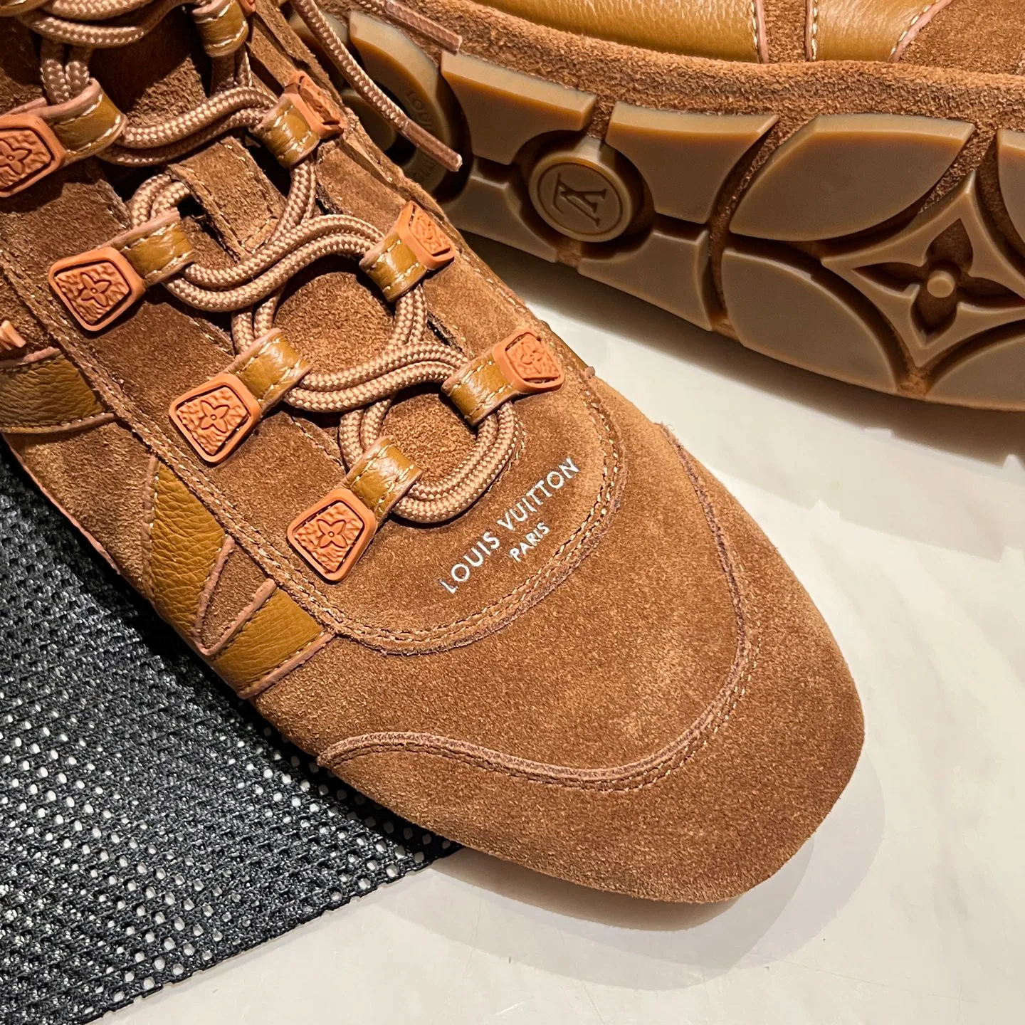 Women's Sneakers LOUIS VUITTON 18194175