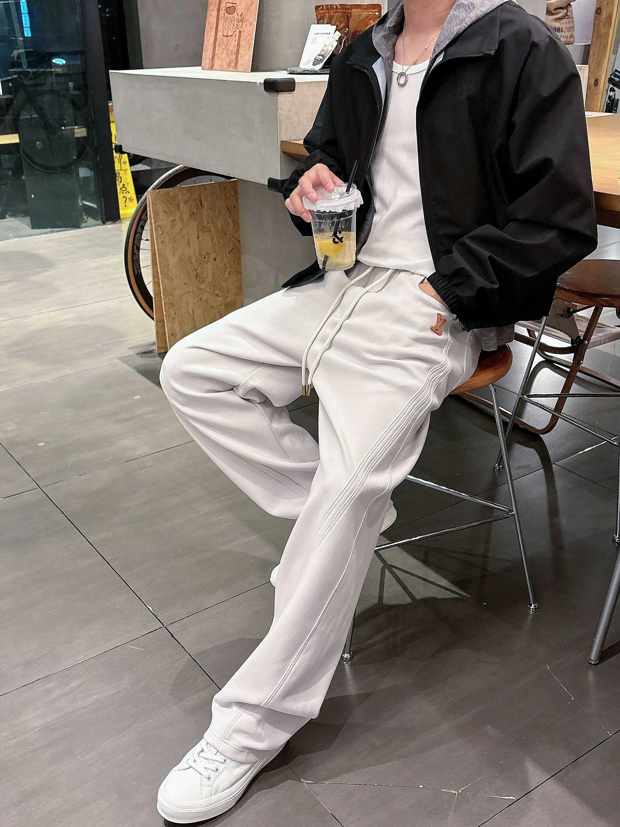 Men's Trousers LOUIS VUITTON 18368682