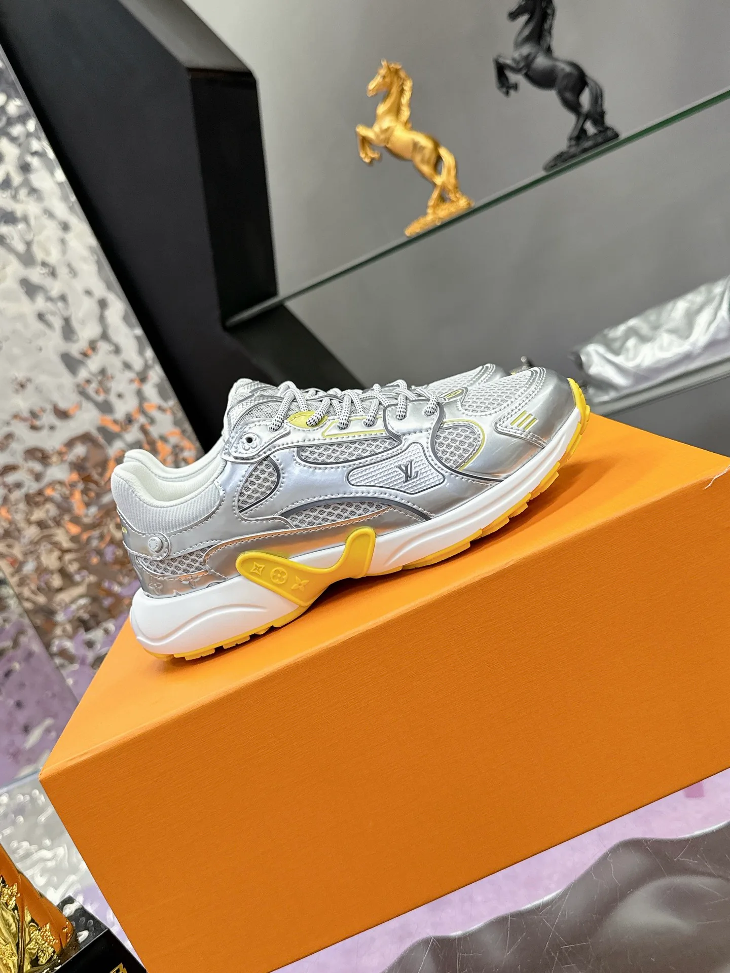 Women's Sneakers LOUIS VUITTON 17530433