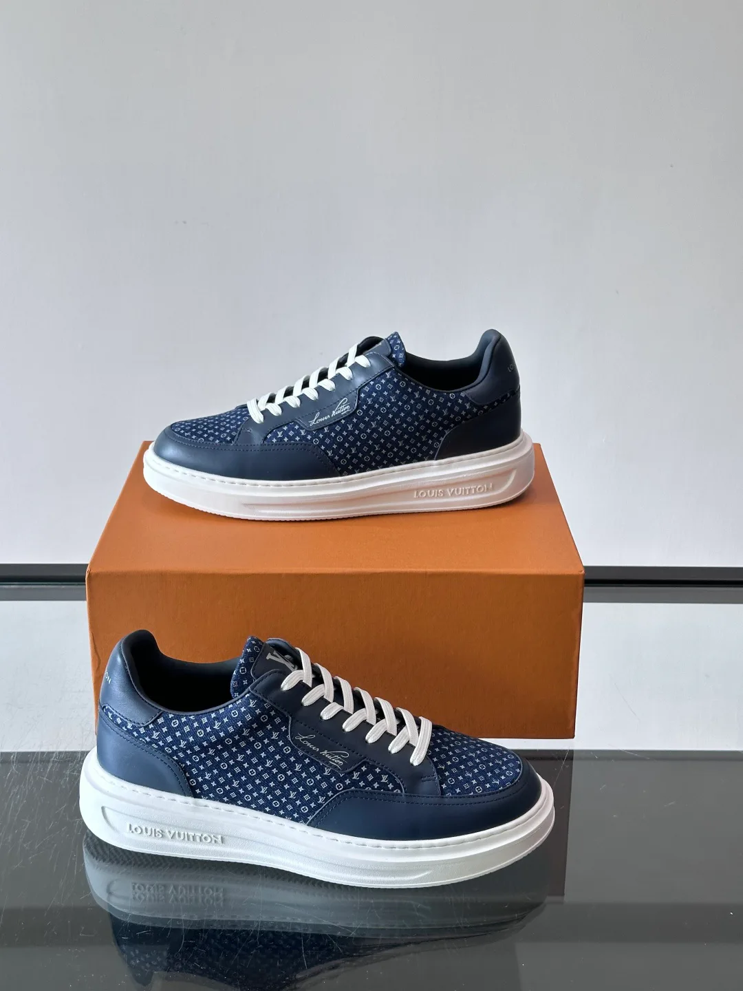 Women's Sneakers LOUIS VUITTON 18119008