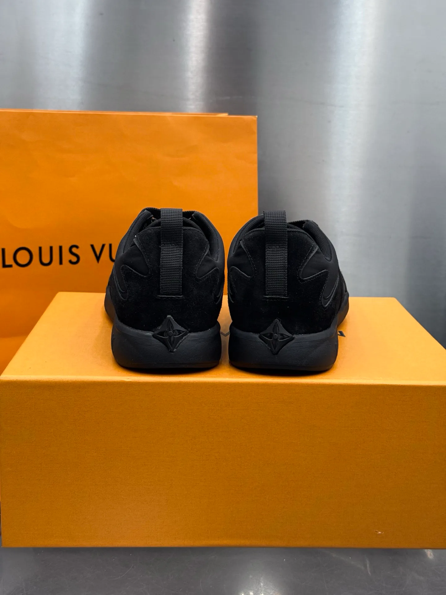 Men's Sneakers LOUIS VUITTON 18202637