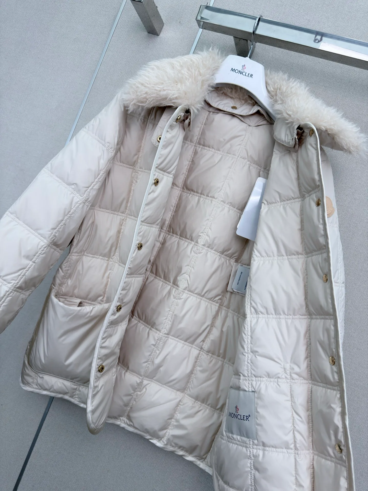 Women's Jackets And Down Jackets MONCLER 18407984