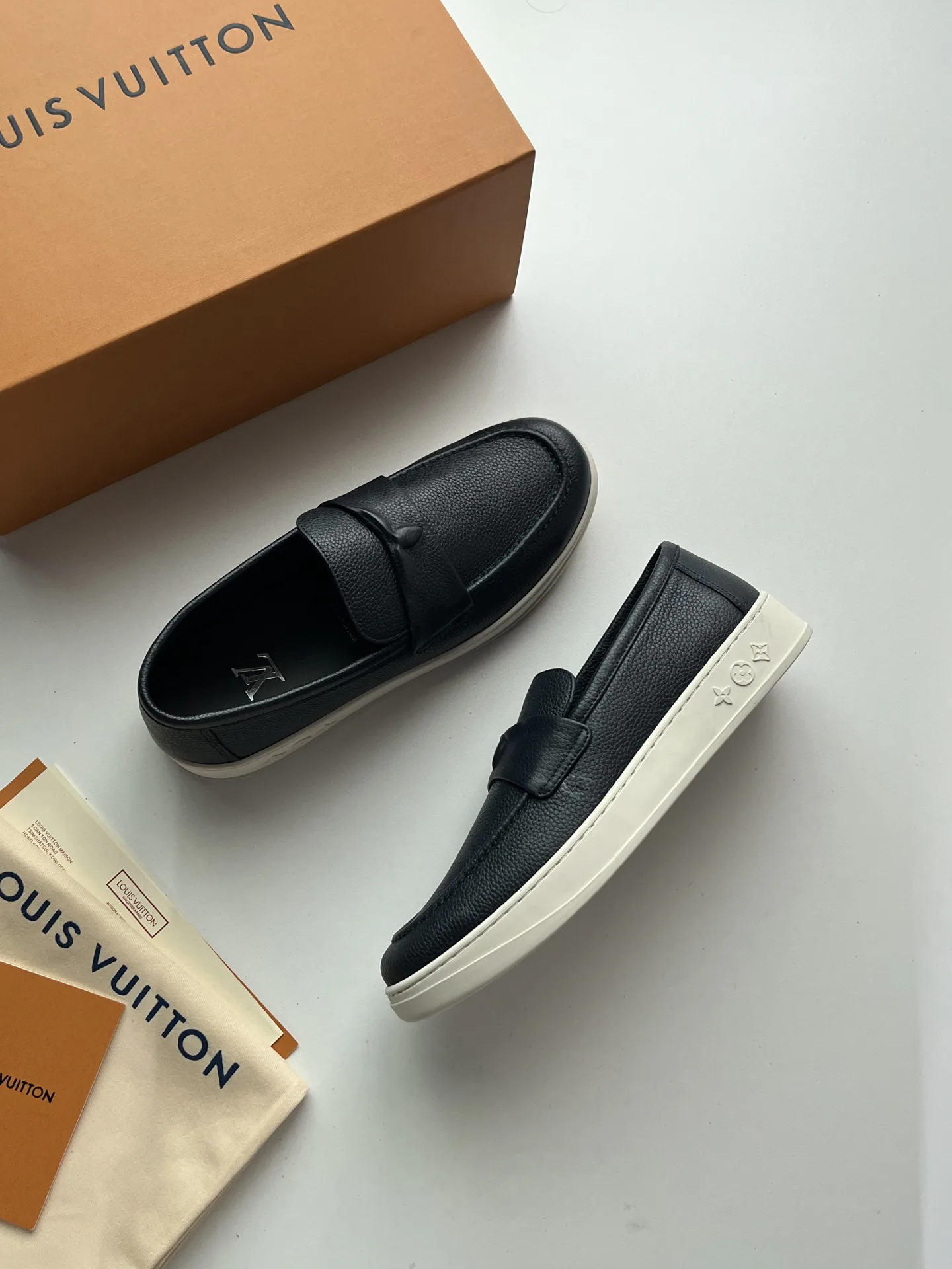 Men's Loafers And Dress Shoes LOUIS VUITTON 17954807