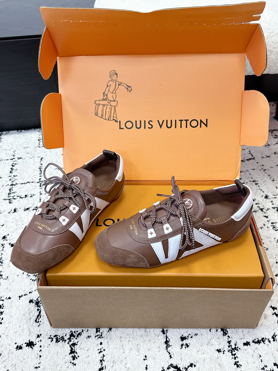 Women's Sneakers LOUIS VUITTON 18409662