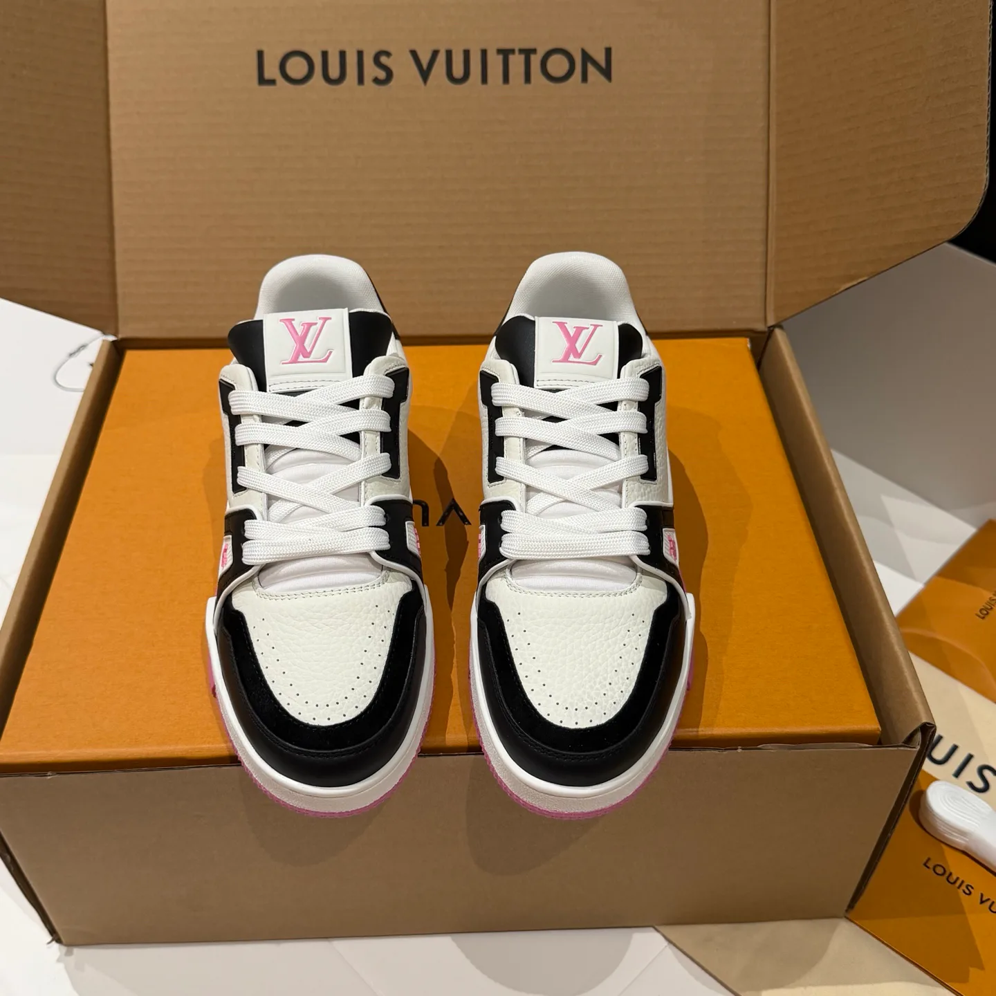 Women's Sneakers LOUIS VUITTON 18121557