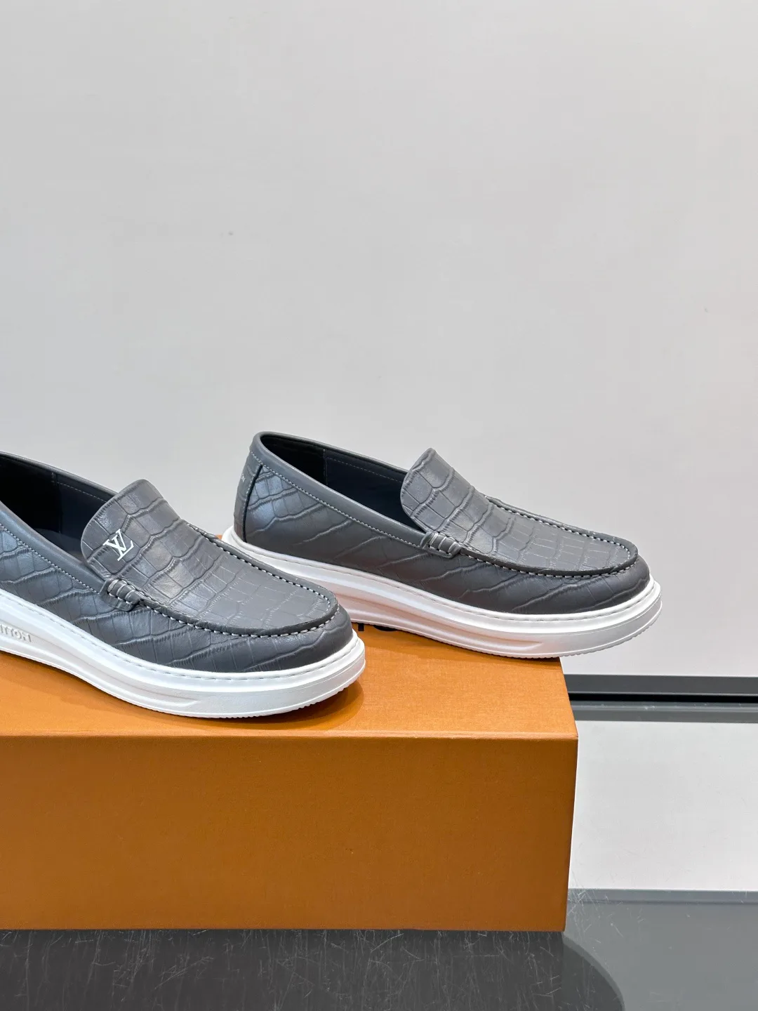 Men's Loafers And Dress Shoes LOUIS VUITTON 17806104
