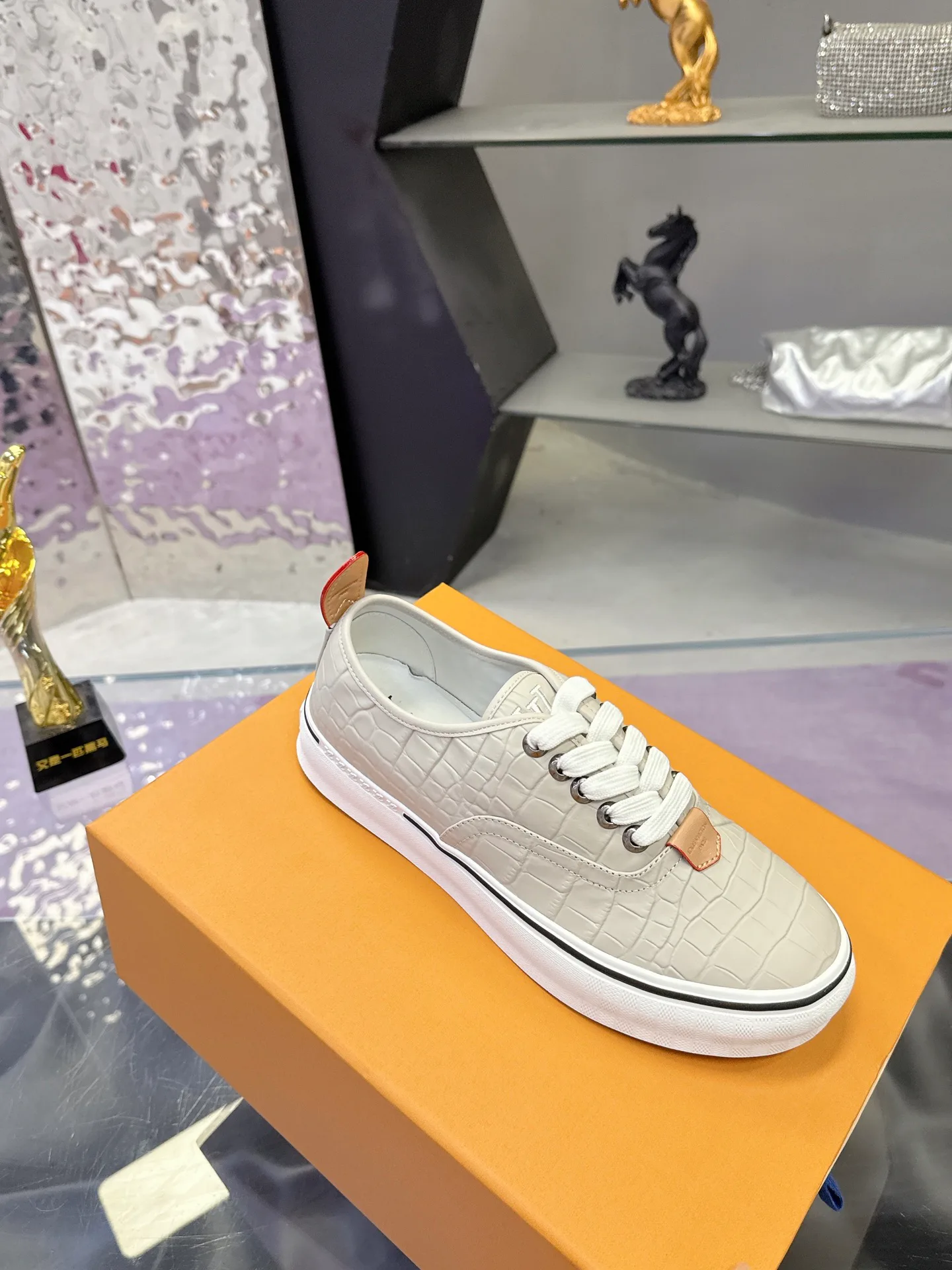 Men's Sneakers LOUIS VUITTON 17930914