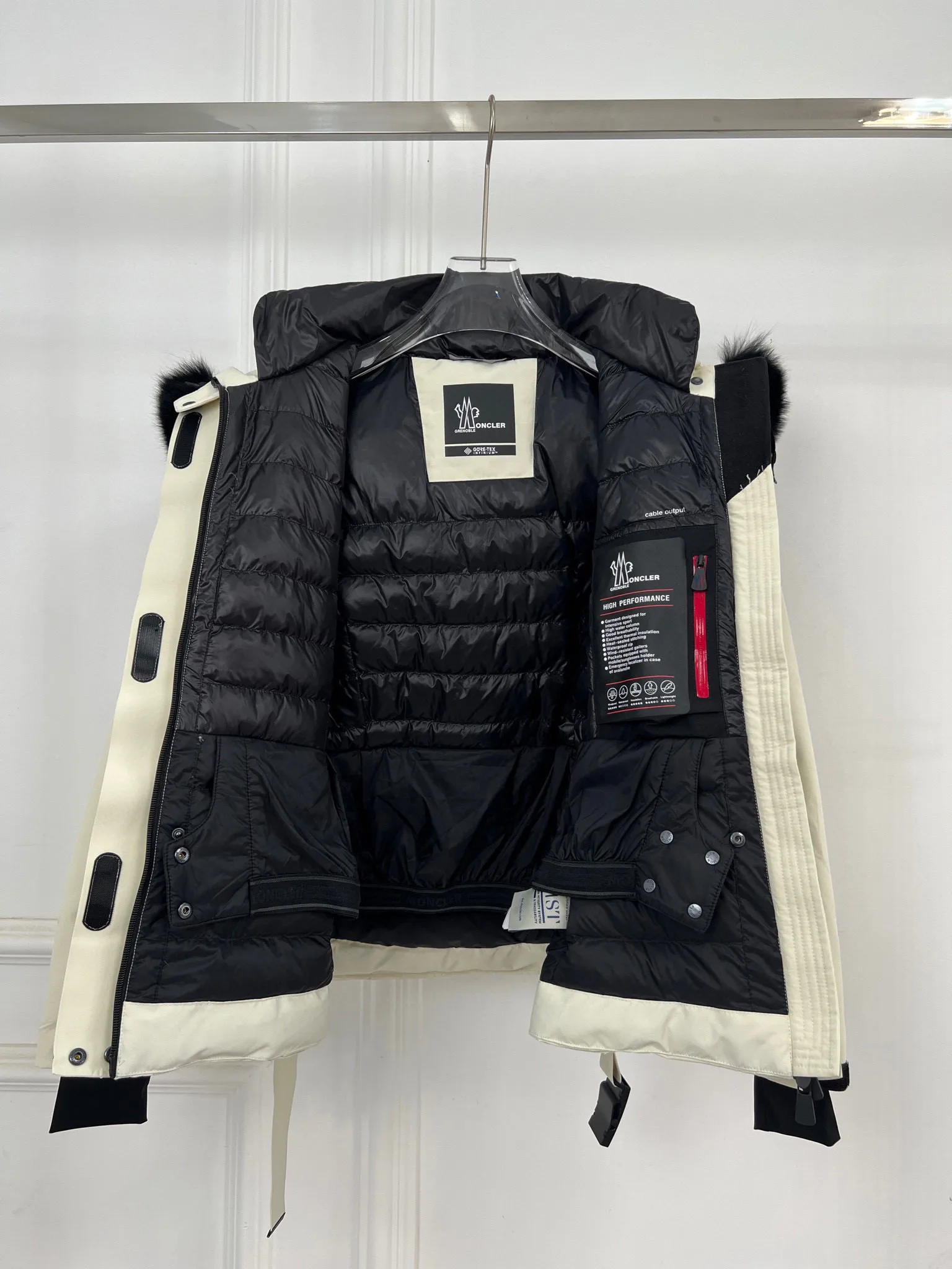 Women's Jackets And Down Jackets MONCLER 18416208