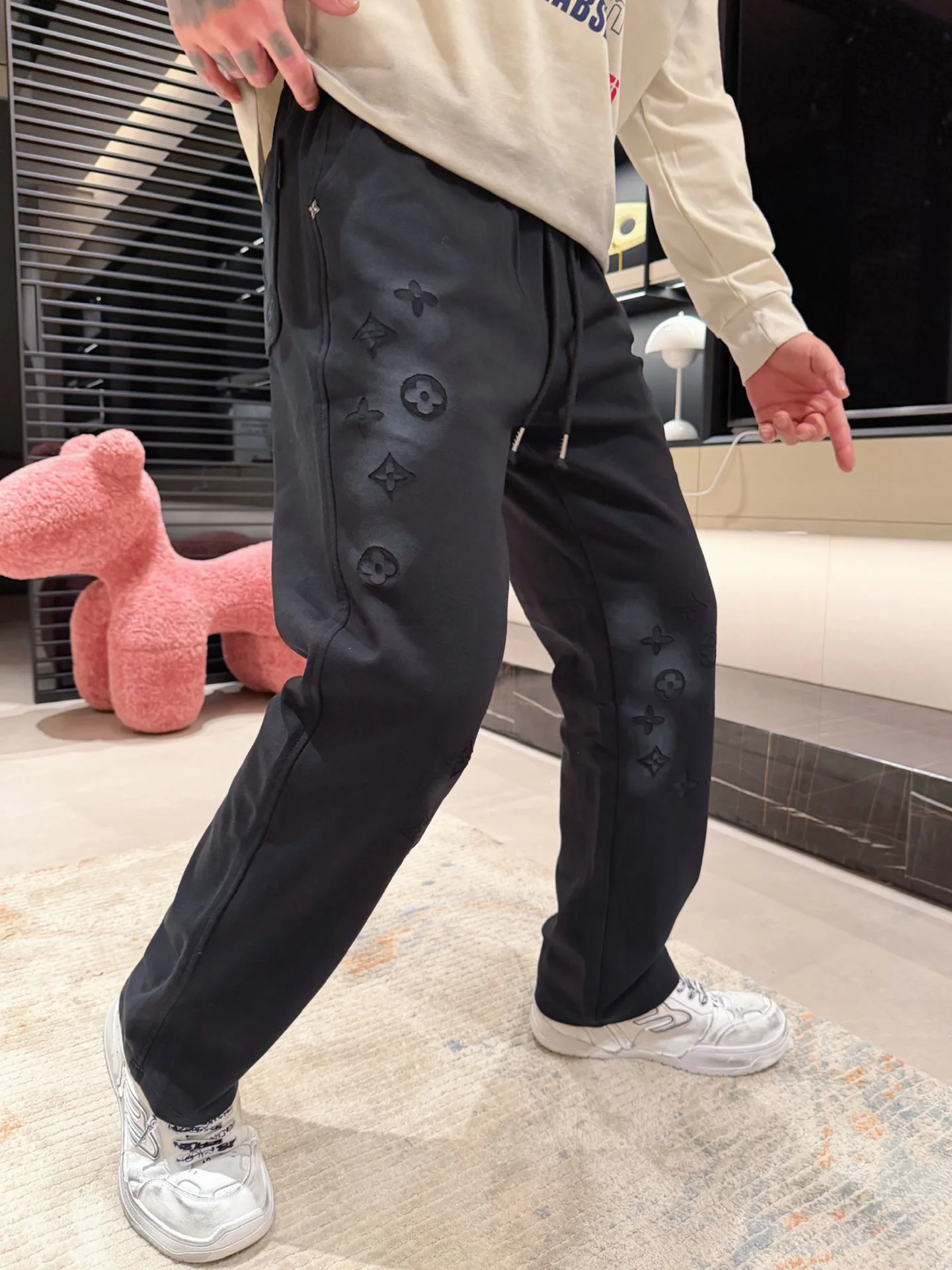 Men's Trousers LOUIS VUITTON 18499702