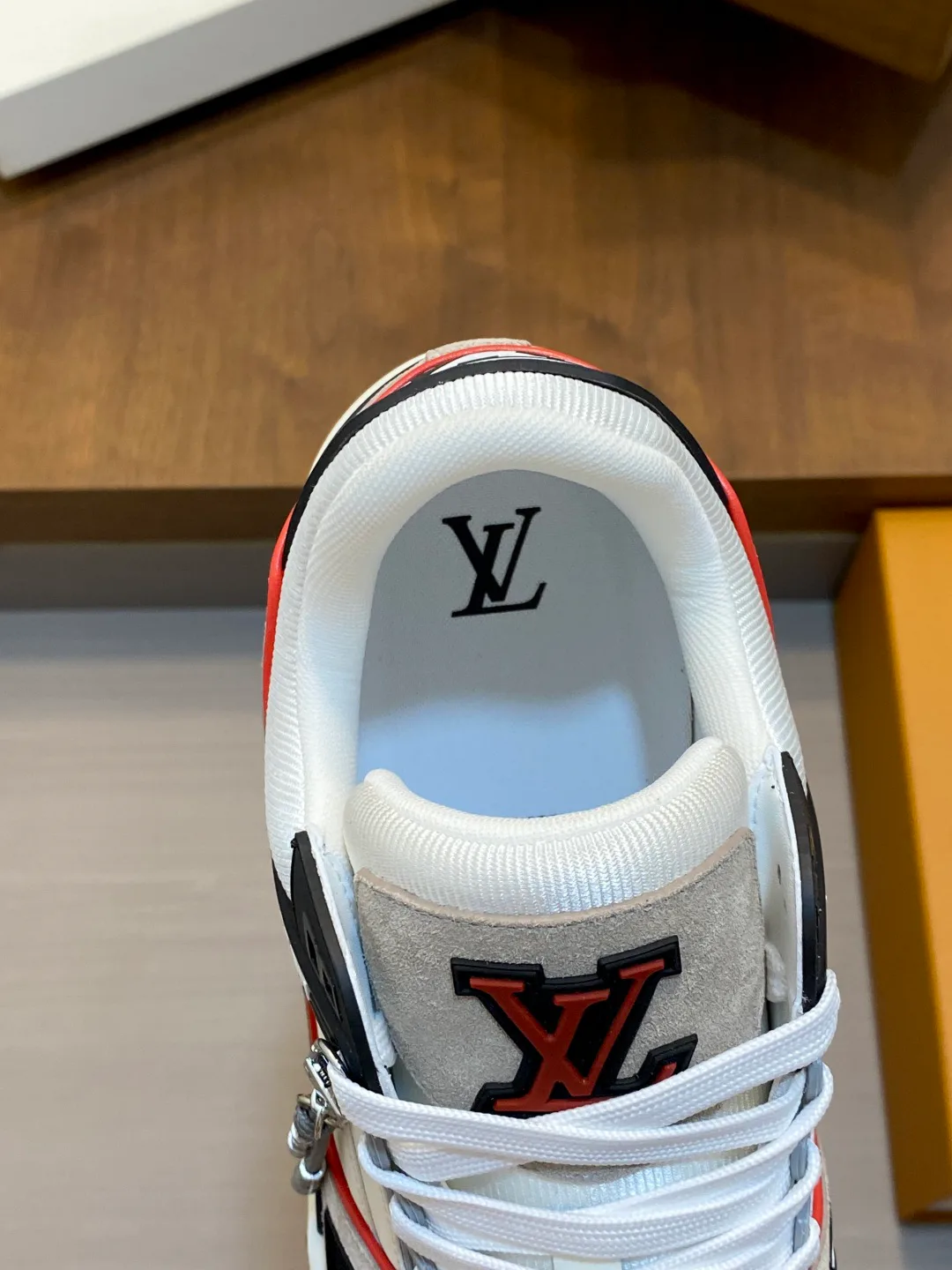 Men's Sneakers LOUIS VUITTON 18100300