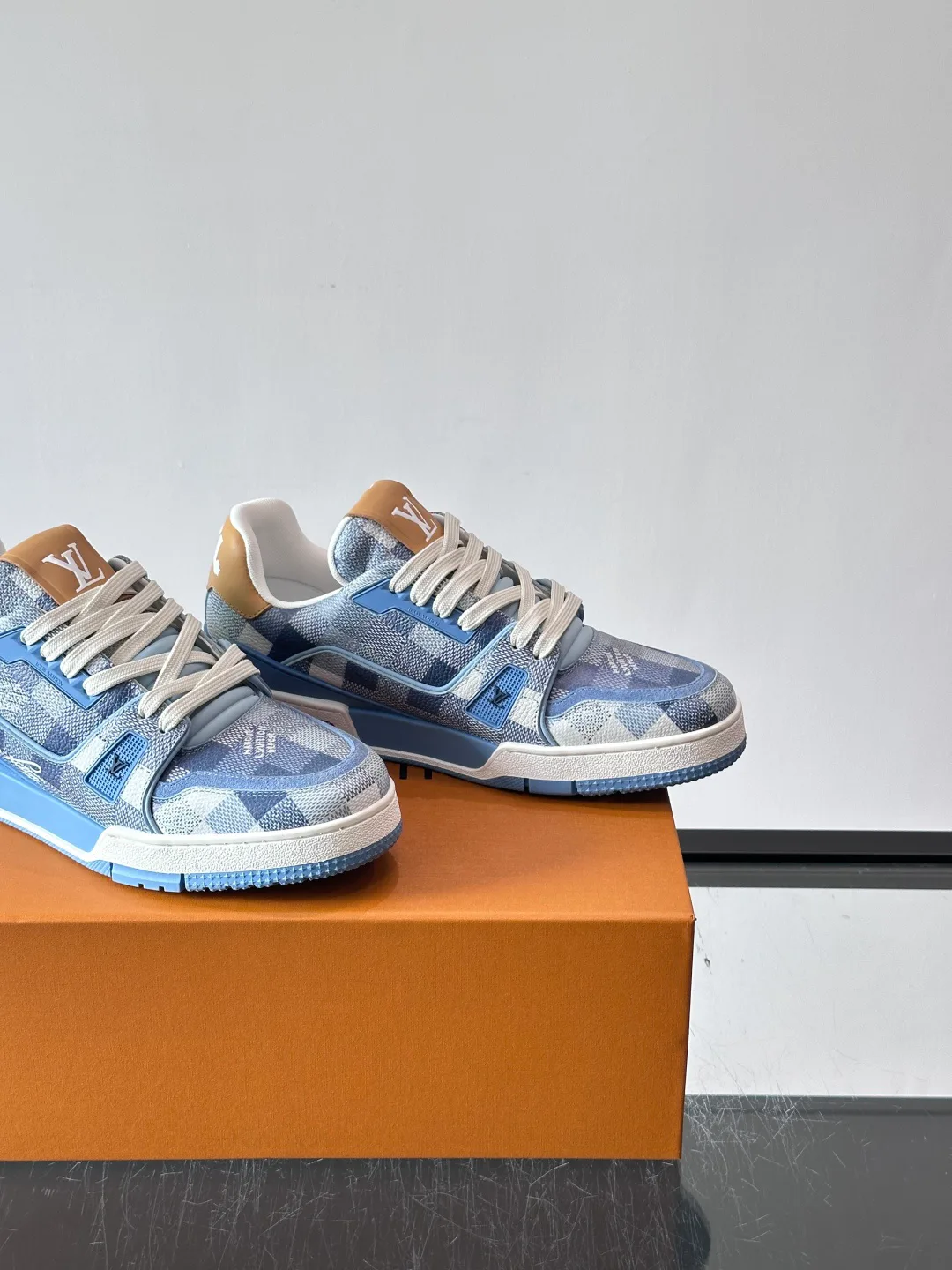 Women's Sneakers LOUIS VUITTON 17608032