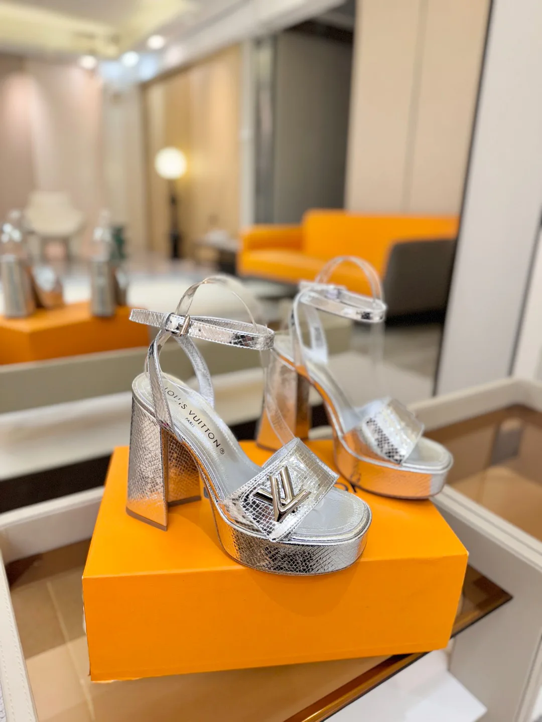 Women's Open-Toe Sandals LOUIS VUITTON 17946853