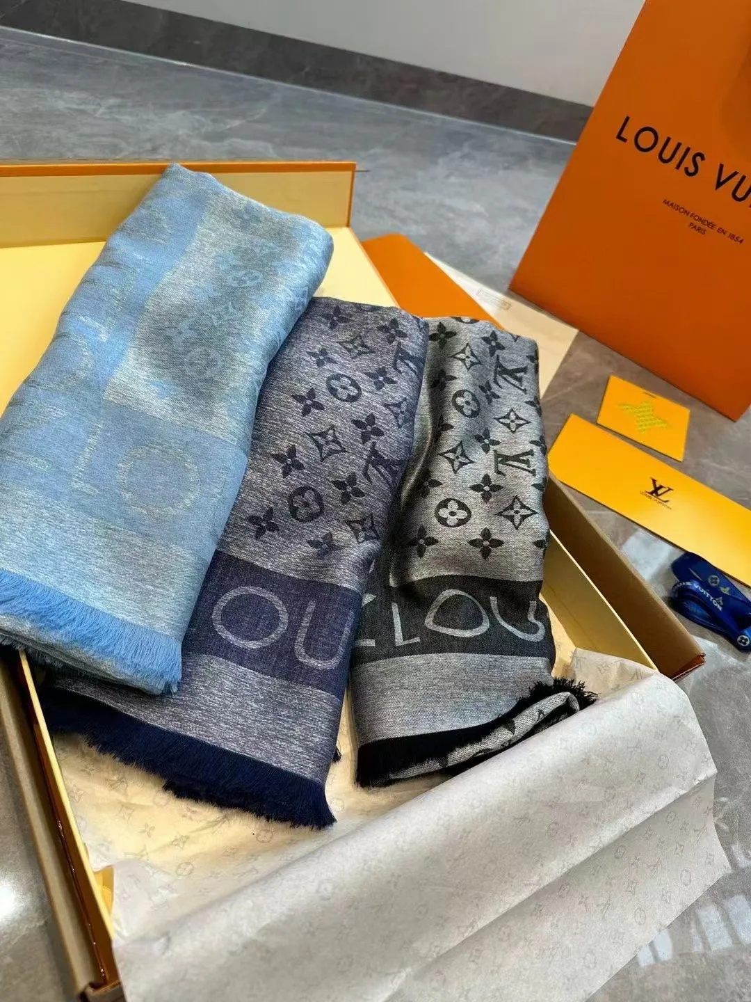 Scarves LOUIS VUITTON 17991541