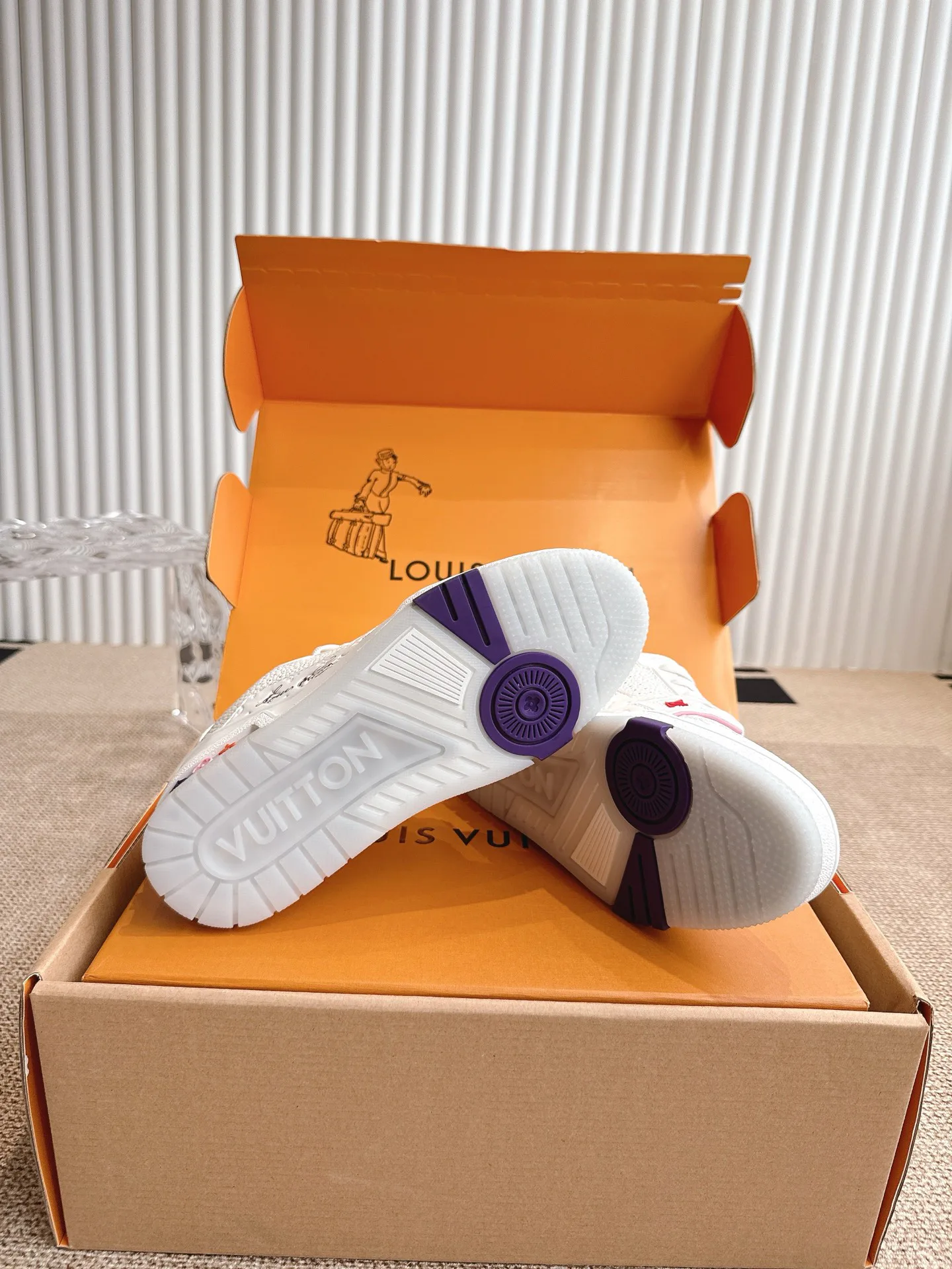 Women's Sneakers LOUIS VUITTON 18324754
